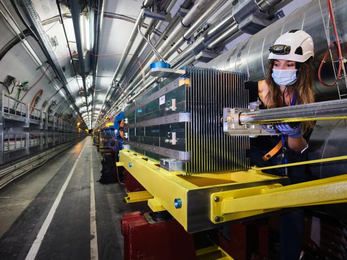 Installation of the passive collimator absorber TCAPM in IR7, which protects the magnets from the losses produced by the interaction between the LHC beam and the IR7 collimators. In the picture: Cristina Bahamonde (Image: CERN)