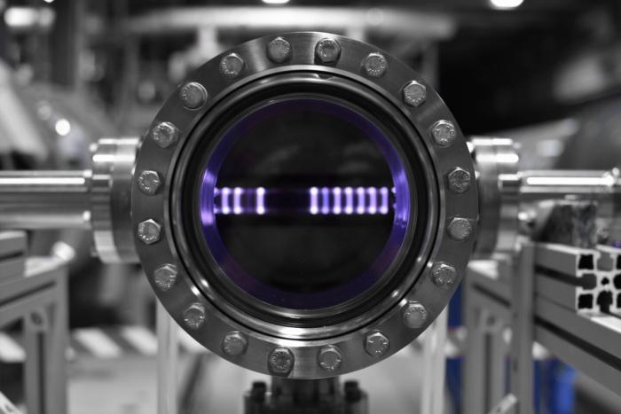 A plasma cell « sputters » carbon on a beam screen in a laboratory (Image: CERN)