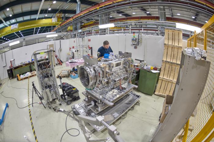 Assembly of HRMT-45 experiment: testing one of the modules of a prototype injection protection absorber (TDIS). (Image: CERN)