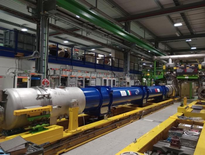 The longest HL-LHC cold mass, integrating magnets from Italy, China and CERN, on the test bench. (Image: CERN)