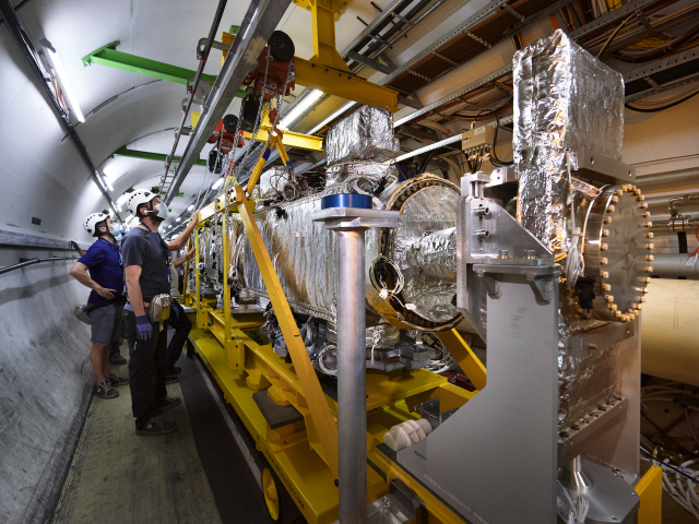 Installation of the TDIS unit for the High-Luminosity LHC