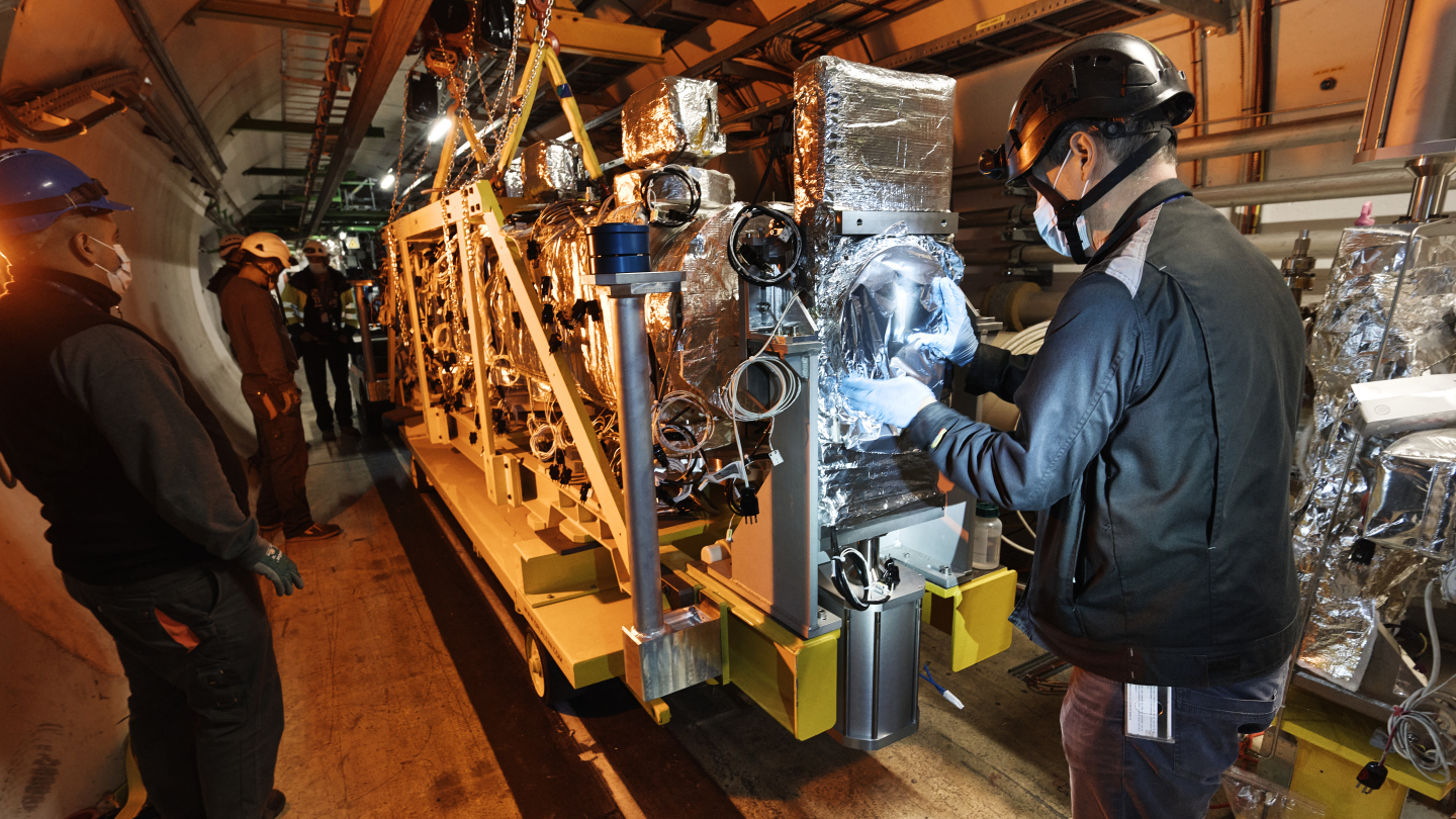 Installation of the last absorber TDIS at P8