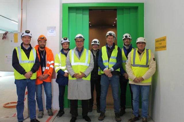 PM17 lift installed at HL-LHC Point 1