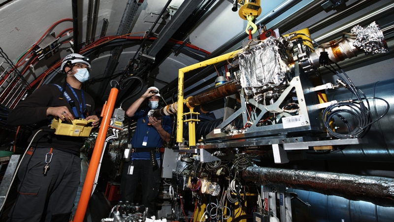 Successful installation of two new crystal primary collimators in the LHC IR7